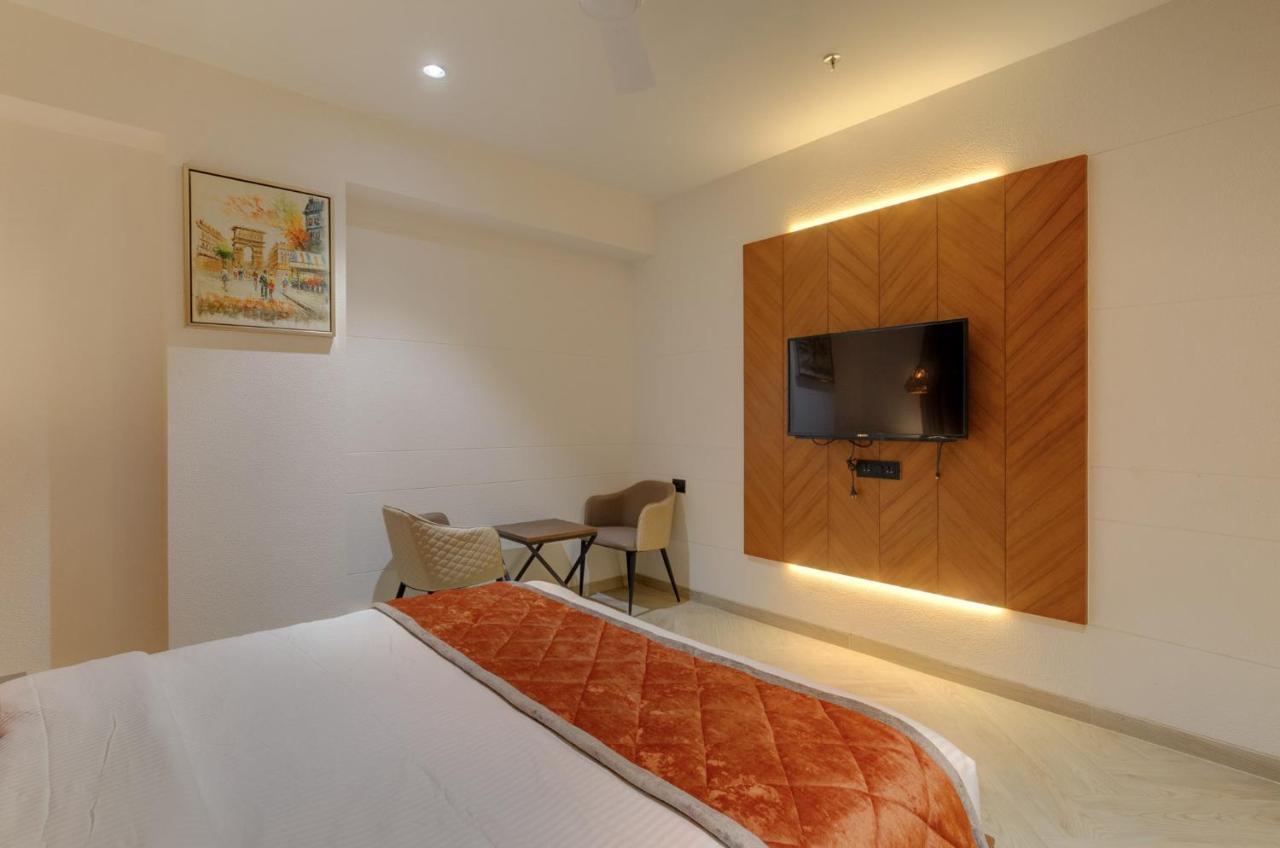 Hotel Diamond 26 Surat Luaran gambar